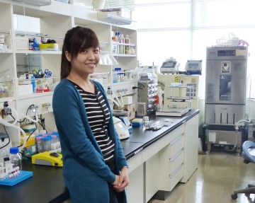 Image of Jo-Ann Chuah at her lab