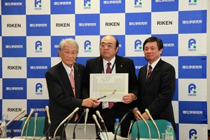 Photo of Hiroshi Matsumoto, Kosuke Morita and Hideto Enyo Photo of Hiroshi Matsumoto, Kosuke Morita and Hideto Enyo