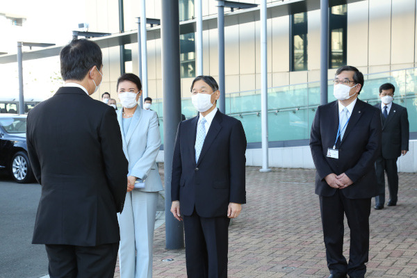 Image of Their Majesties arrive at R-CCS