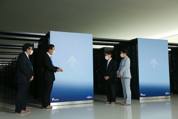 Image of Their Majesties visit supercomputer fugaku