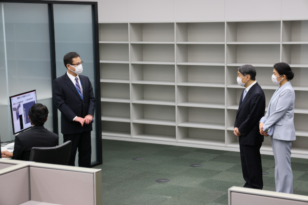 Image of Their Majesties visit a lab