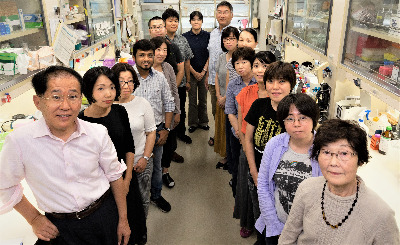 image of Yoshikawa and lab members